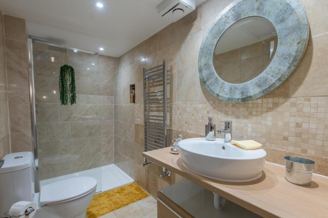 Luxe Maisonette- Parking, 4K Tvs, Leds, Local Snacks And More! Bath Buitenkant foto